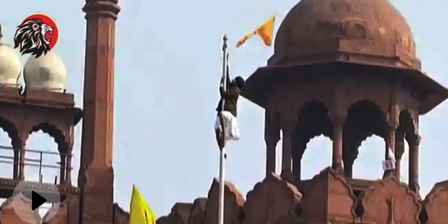Farmers’ flag hoisted on iconic Red Fort