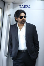 Pawan Kalyan Travels in Hyderabad Metro to Shoot for Vakeel Saab