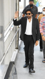 Pawan Kalyan Travels in Hyderabad Metro to Shoot for Vakeel Saab
